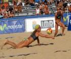 Beach Volleyball - Παίκτης της εξοικονόμησης μια μπάλα στα μάτια του συντρόφου του